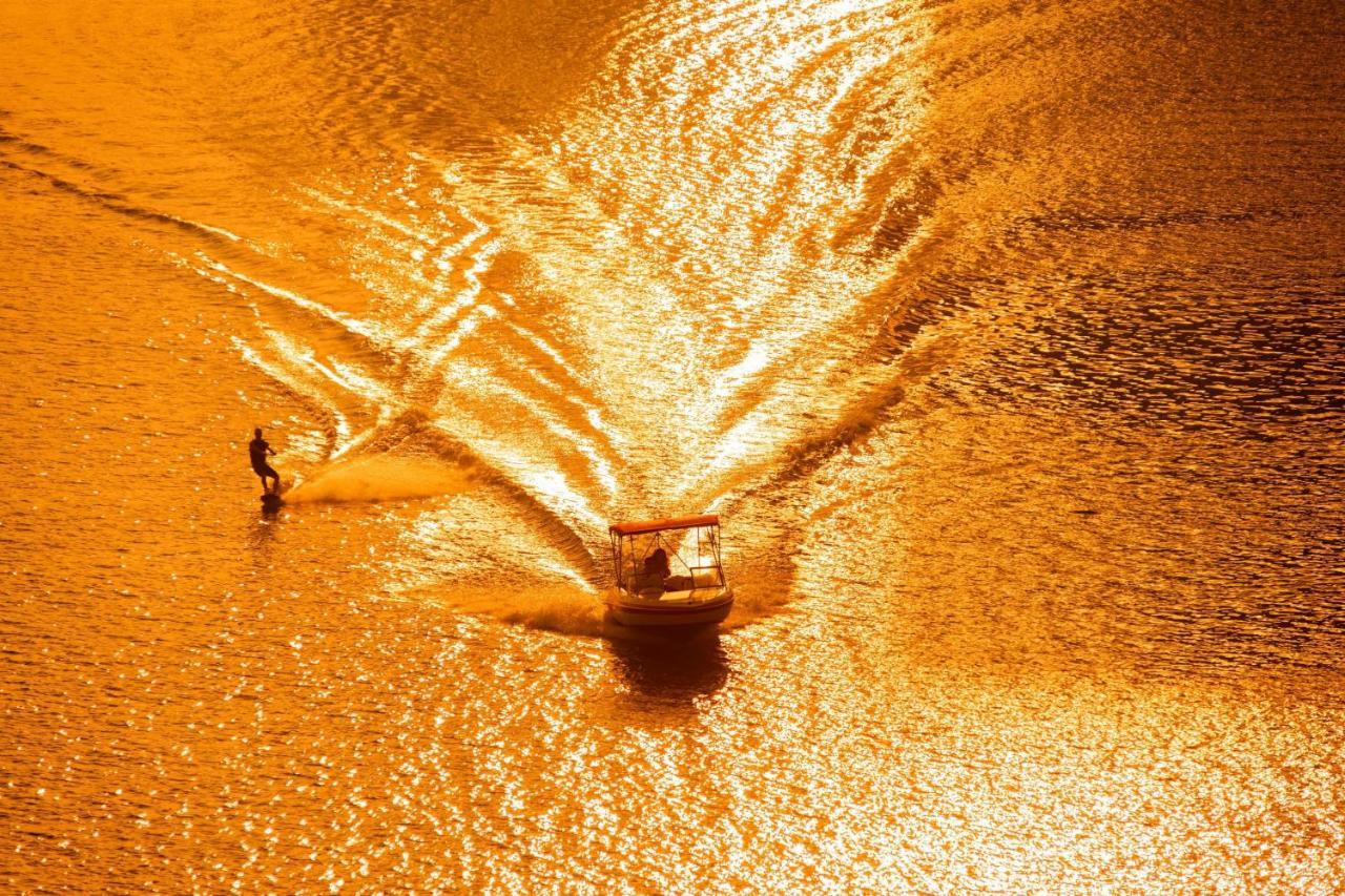 Le Meridien Αμπού Ντάμπι Εξωτερικό φωτογραφία The fountain at night