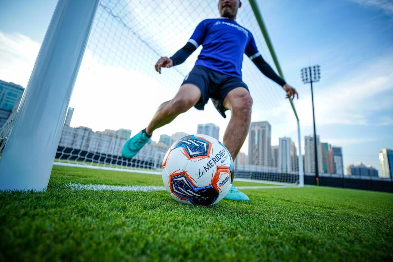 Le Meridien Αμπού Ντάμπι Εξωτερικό φωτογραφία A player about to take a corner kick