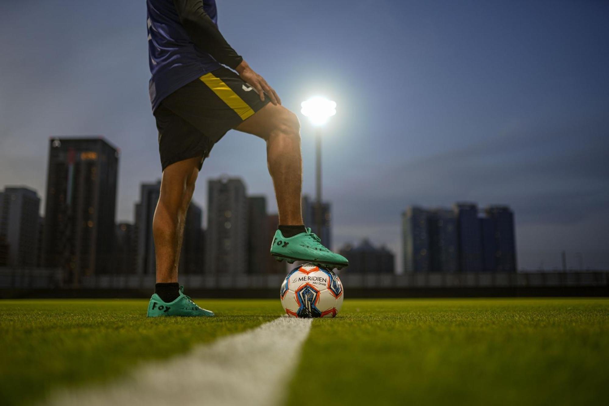 Le Meridien Αμπού Ντάμπι Εξωτερικό φωτογραφία A player about to kick the ball